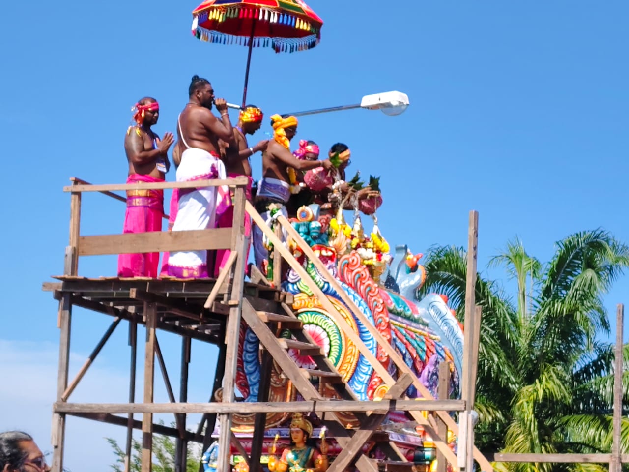 தெலுக் இந்தான் மகா மாரியம்மன் ஆலய கும்பாபிஷேகம். ஏராளமான பக்தர்கள் பங்கேற்பு