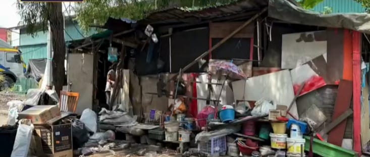 வீடே குப்பைக் கூளமாக மாறியுள்ள தனித்து வாழும் பெண்ணின் இல்லம்; அருள் நேசன் நடவடிக்கை.   