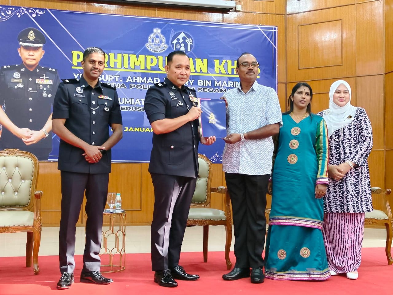 சிகாமாட் காவல் உயர் அதிகாரி  சுப்ரிதண்டன் அமாட் சம்ரி அவருடைய தலைமையில் கடந்த மாதம் சிறப்பு போலீஸ் ஒன்றுகூடல் நிகழ்வு 