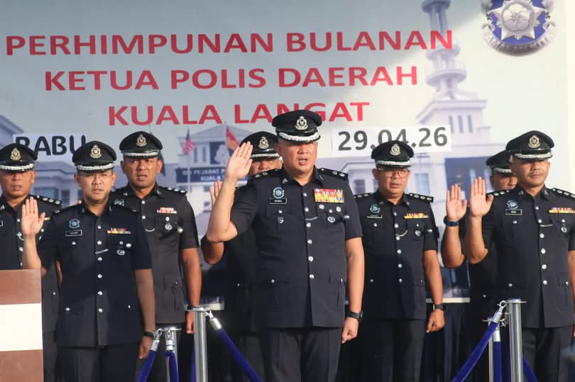 கோலலங்காட் மாவட்ட போலீஸ் தலைமையகத்தில் சிறந்த சேவையாளர் களுக்கு பாராட்டுப் பத்திரம்