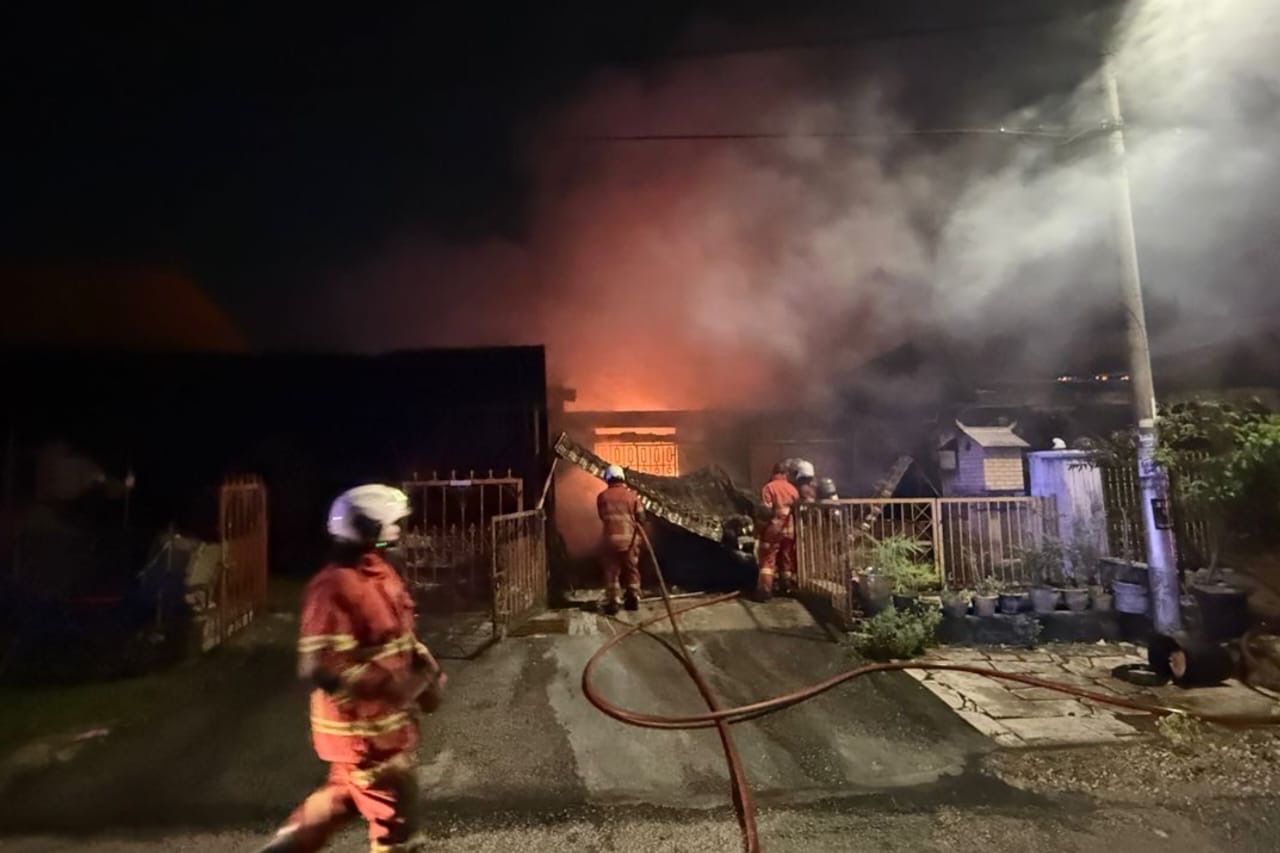 Lelaki rentung dalam insiden lima rumah teres terbakar di Kepong