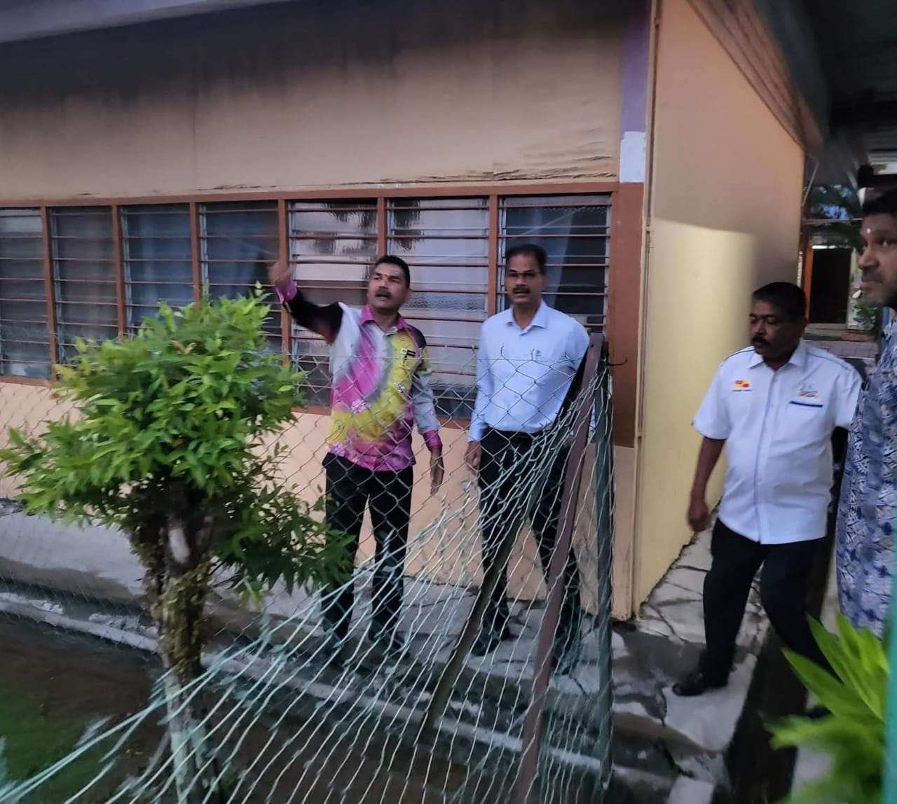 நேற்று மாலையில் வீசிய பலத்த புயல் காற்றில் தெலுக் டத்தோ தமிழ்ப் பள்ளி உட்பட பல இடங்களில் சேதம்-பாப்பா ராய்டு நேரில் சென்று பார்வையிட்டார்.