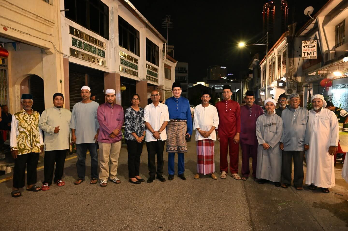 நோன்பாளர்களுக்கான  தாகசாந்தி வைபவத்தில் அரசியல் தலைவர்களுடன் மாநகர் மன்ற மேயர் பங்கேற்பு!