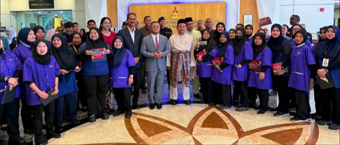 மாநில அரசு செயலகத்தின் 90 பணியாளர்களுக்கு  200 ரிங்கிட் மதிப்புள்ள ஜோம் ஷோப்பிங் பற்றுச் சீட்டுகள்; மந்திரி பெசார் அமிருடின் அன்பளிப்பு