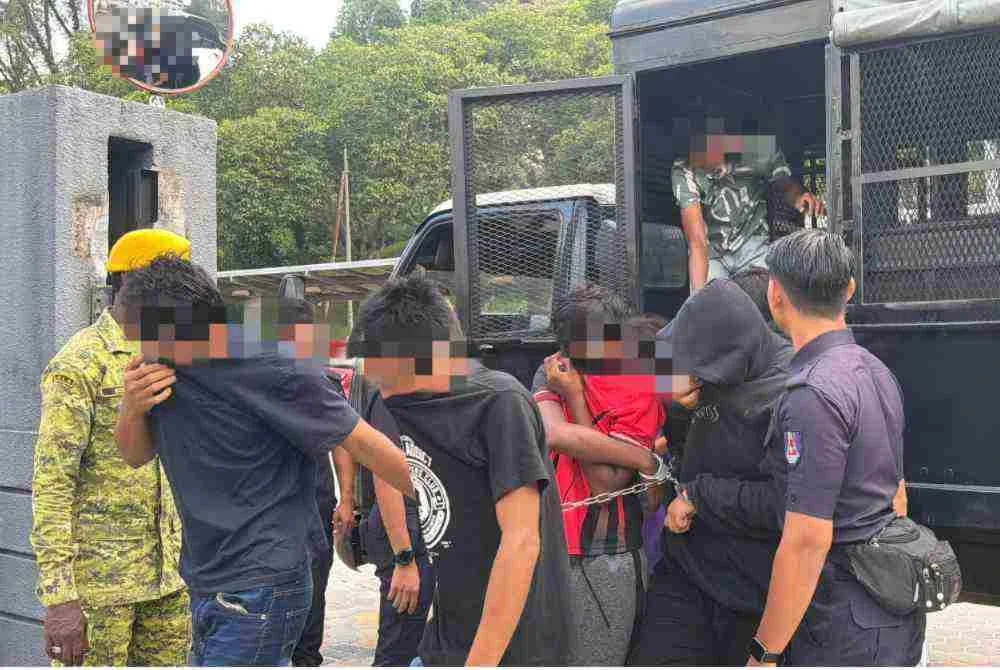 14 pelajar, dua wanita dewasa gaduh depan sekolah didakwa di mahkamah