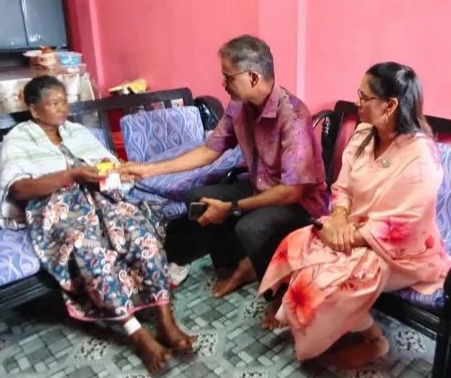 மின்னல் தாக்கியதில் பாதிக்கப்பட்டுள்ள குடும்ப மாது தமிழ்ச் செல்விக்கு பாப்பா ராய்டு கருணைமிக்க உதவி