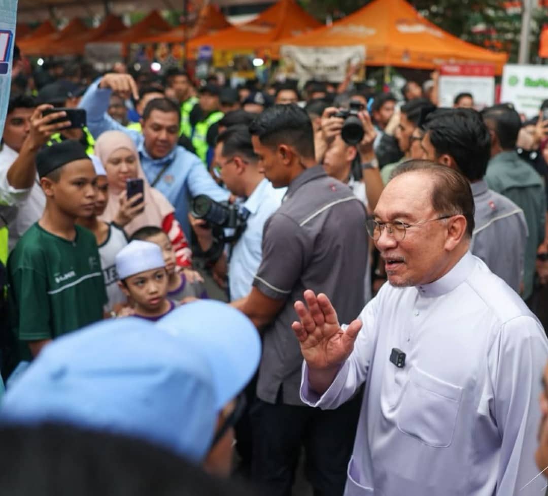 பிரதமர் அன்வார் இப்ராஹிம், கம்போங் பாரு ரமலான்  சந்தையைப் பார்வையிட்டார்.   