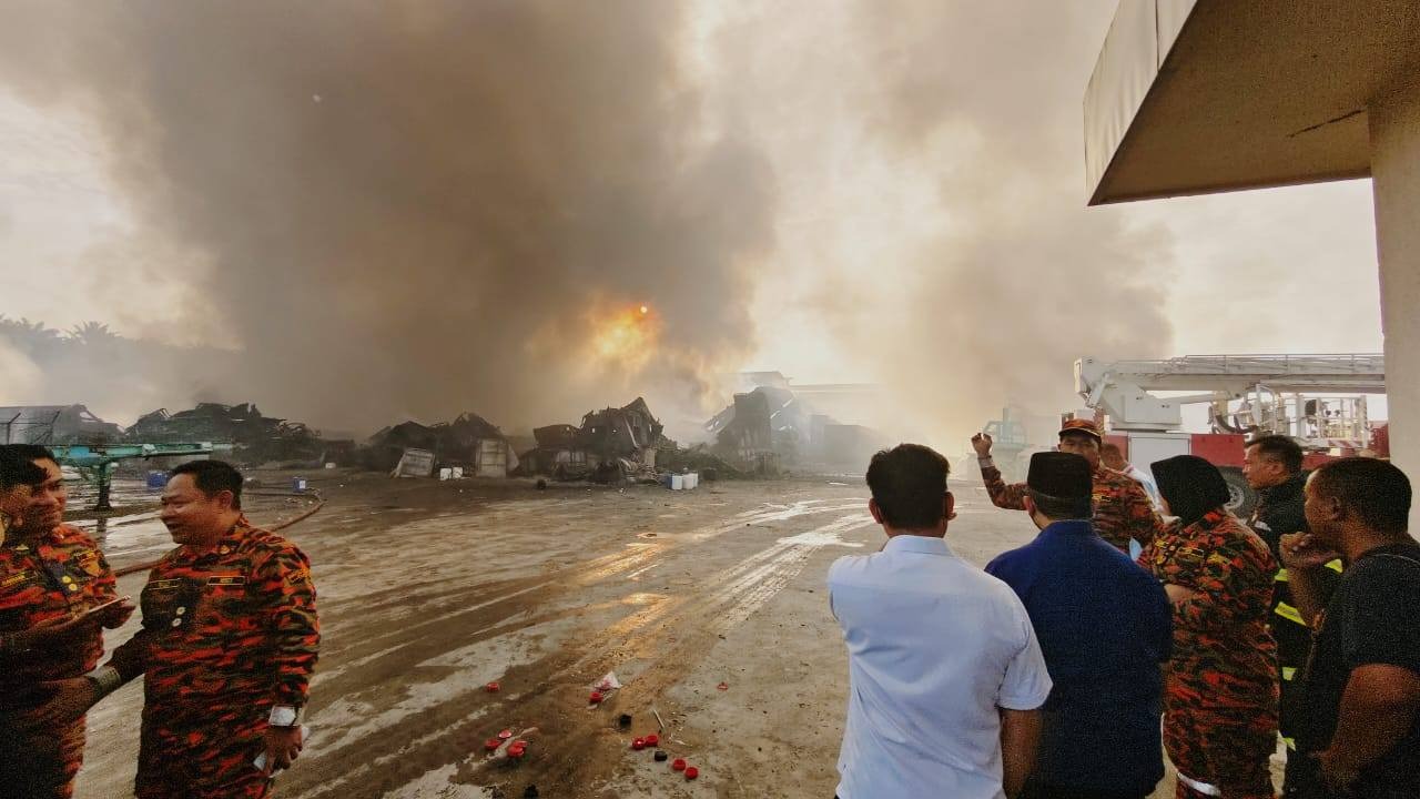 செங்காங் தொழிற்பேட்டையில் ரப்பர் தொழிற்சாலை தீ விபத்து- இறுதி கட்ட அணைப்பு நடவடிக்கைகள் தீவிரம்