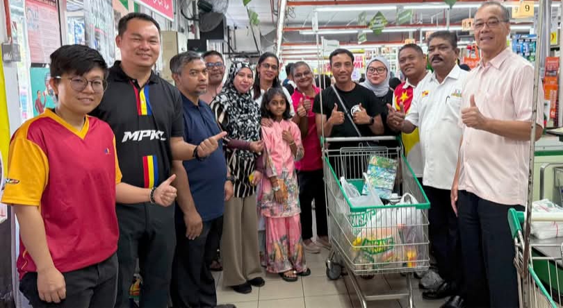 பந்திங் சட்ட மன்ற மக்கள் சேவை மையத்தின் நோன்புப் பெருநாள் ஜோம் ஷோப்பிங் பற்றுச்சீட்டுகளை 650 பேர் பெற்றனர். 