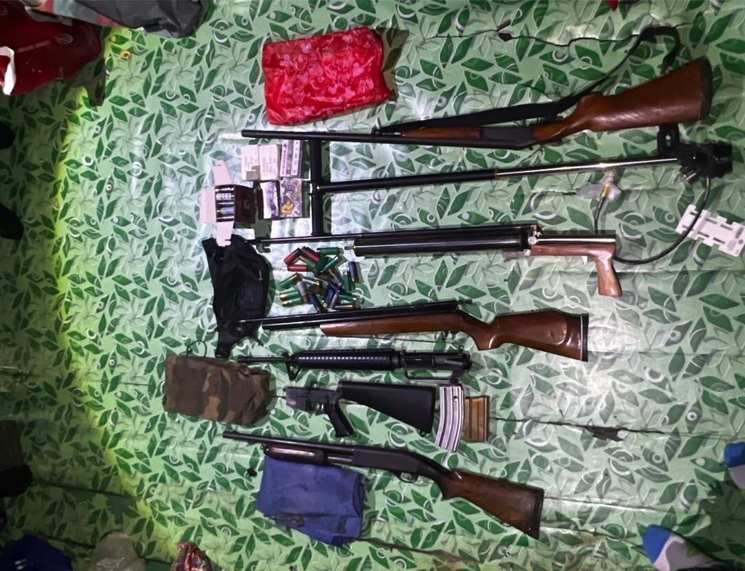 Wanita dicekup polis, simpan raifal jenis M16 dalam rumah