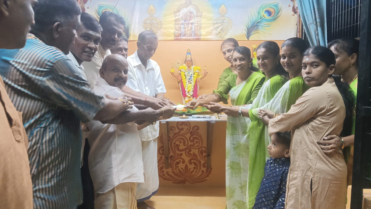 பாகான் டத்தோ மகளிர் மேம்பாட்டுச் சங்கத்தின் தலைவர் கலையரசி பழனிவேல் முன்னிலையில் ஆலயத்திற்கு நன்கொடை..