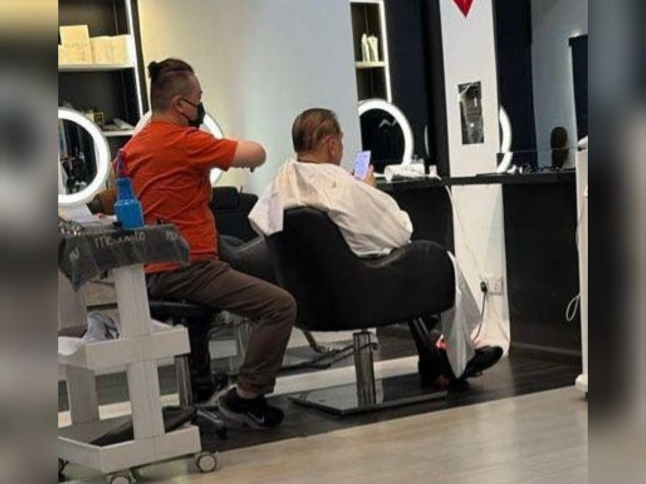 Anwar potong rambut di kedai, netizen puji kacak