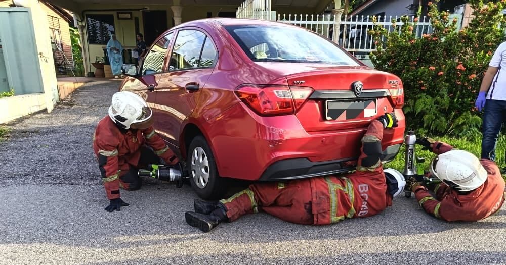 Warga emas maut tersepit bawah kereta sendiri