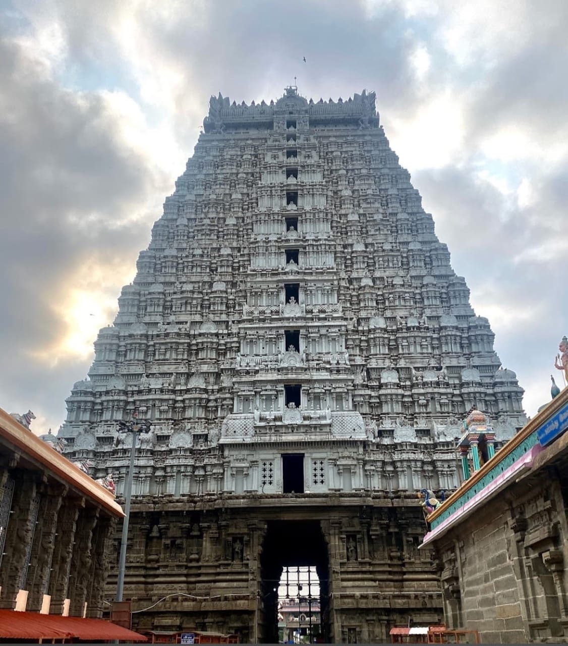 WAIT TIMES TOP 8 HOURS AS ARUNACHALESWARAR TEMPLE SEES MASSIVE DEVOTEE INFLUX
