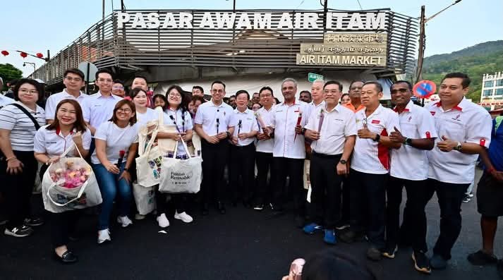 மகளிர் தினத்தையொட்டி பினாங்கில் மலர்கள் விநியோகித்து ஜ.செ.கவினர் மகிழ்ச்சி கொண்டாட்டம்!