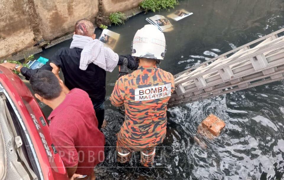 pemandu salah tekan pedal minyak, kereta terjunam dalam longkang