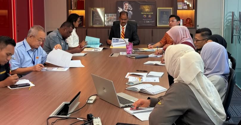 உழைப்பாளர் தினத்தை முன்னிட்டு சிறந்த அரசு தனியார் சேவையாளர்களுக்கு விருது கௌரவிப்பு