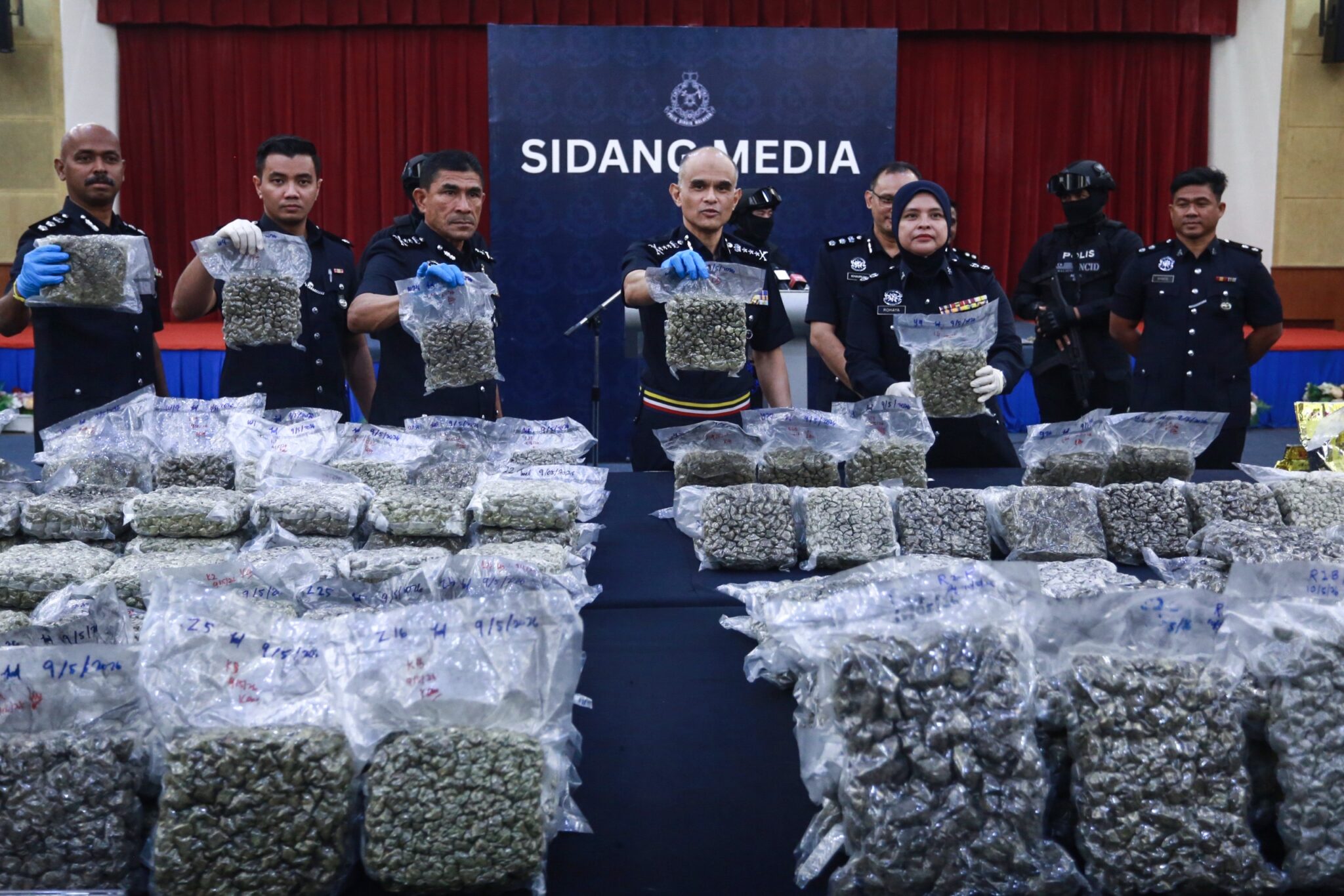 Keldai dadah Eropah dicekup bawa bunga ganja RM13.85 juta