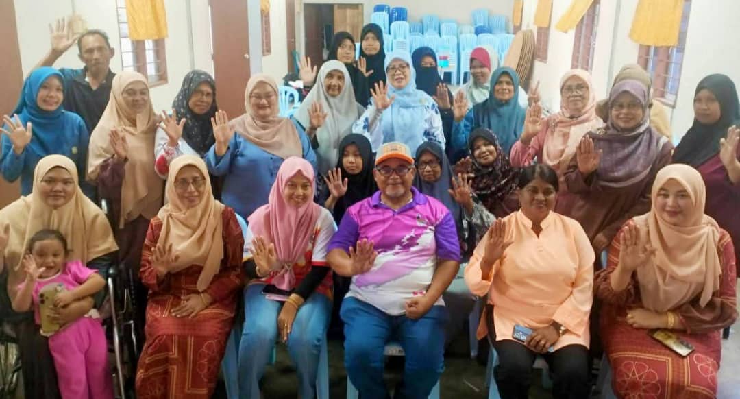 பாவித்த ஜீன்ஸ் உடைகளை கைப்பை, புத்தகப்பைகளாக உருவாக்கும் பயிற்சிப்பட்டறை.