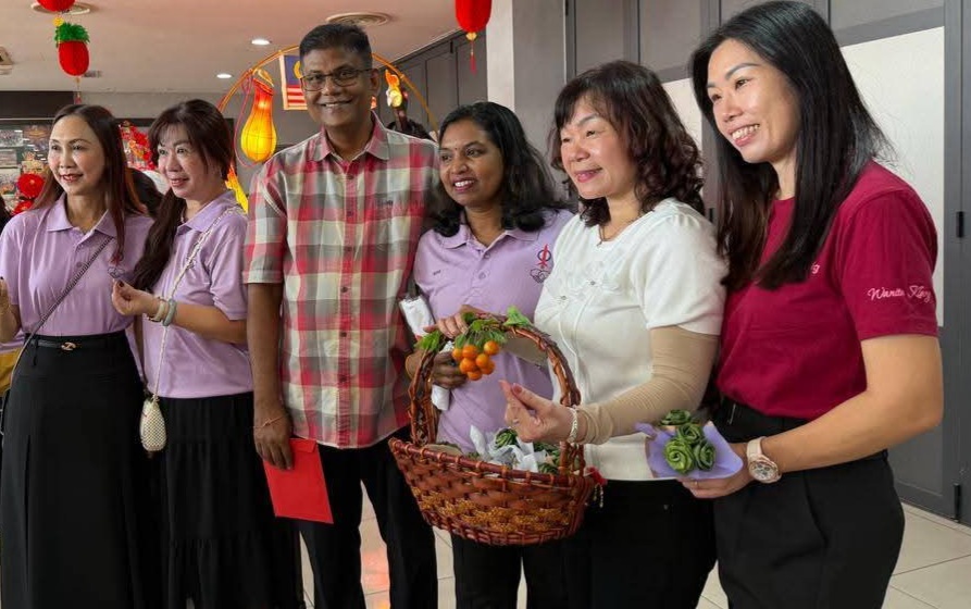 உலக மகளிர் தினத்தைக் கொண்டாடிய பெண்களுக்கு வீ.கணபதிராவ் மலர்க் கூடைகள் வழங்கி வாழ்த்து. 